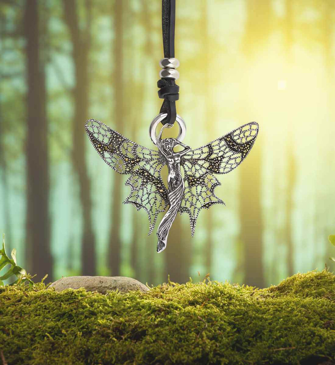 "Elfenglanz" Anhänger aus 925er Sterling Silber mit Lederband des Waldläufers mit Öffnungsclip.