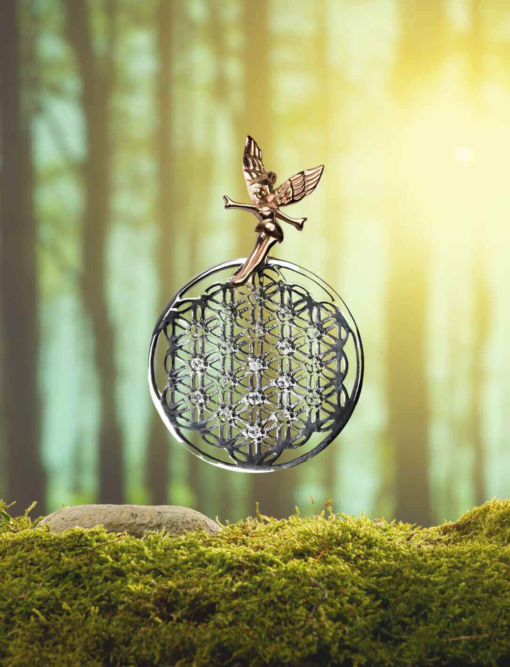 Elfensphäre des Lebens“ Anhänger – Zauberhafter Schmuck mit Blume des Lebens und Elfenfigur, inszeniert auf moosigem Waldboden für ein mystisches Ambiente.