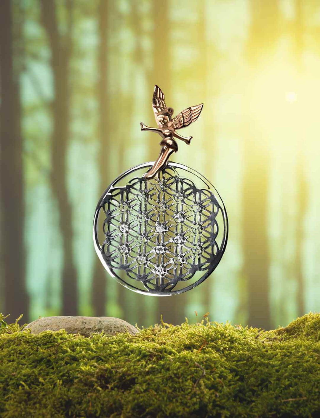 Elfensphäre des Lebens“ Anhänger – Zauberhafter Schmuck mit Blume des Lebens und Elfenfigur, inszeniert auf moosigem Waldboden für ein mystisches Ambiente.