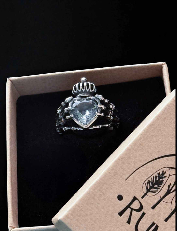 Skelett-Ring "Ewiges Versprechen" in Runental-Geschenkbox mit geprägtem Logo und schwarzem Samtinlay.