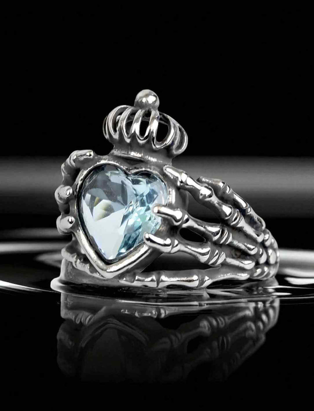 Schrägansicht des silbernen Claddagh-Rings "Ewiges Versprechen" mit Skelett-Design und herzförmigem Zirkonia.