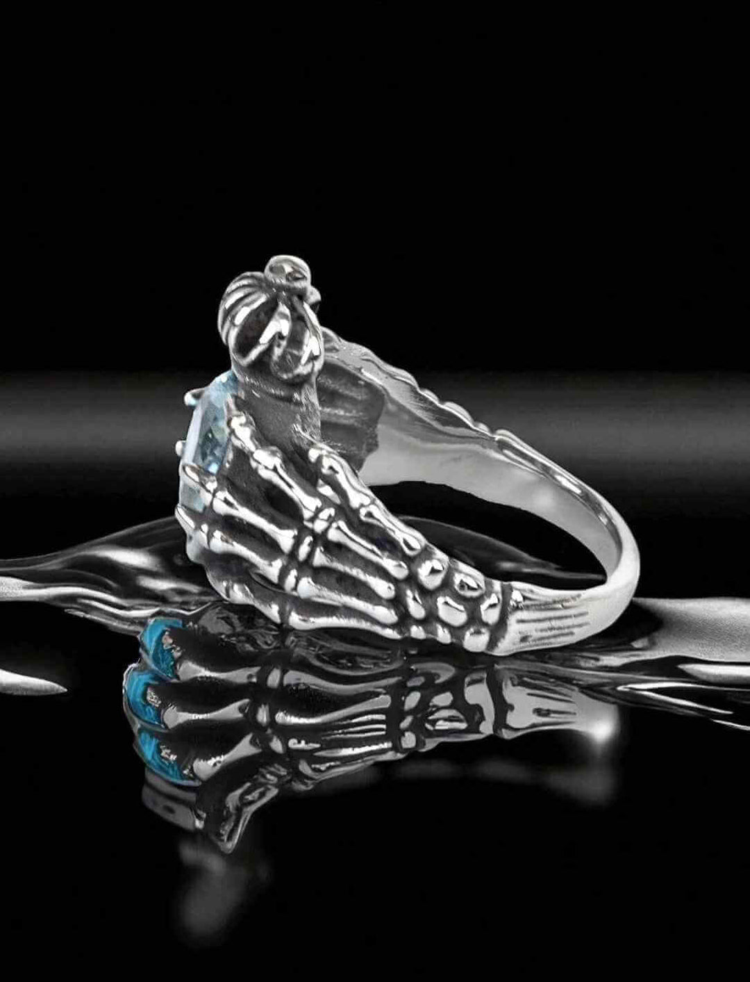 Seitenansicht des Rings "Ewiges Versprechen" mit detaillierter Darstellung der Skelettfinger und blau glänzendem Zirkonherz.