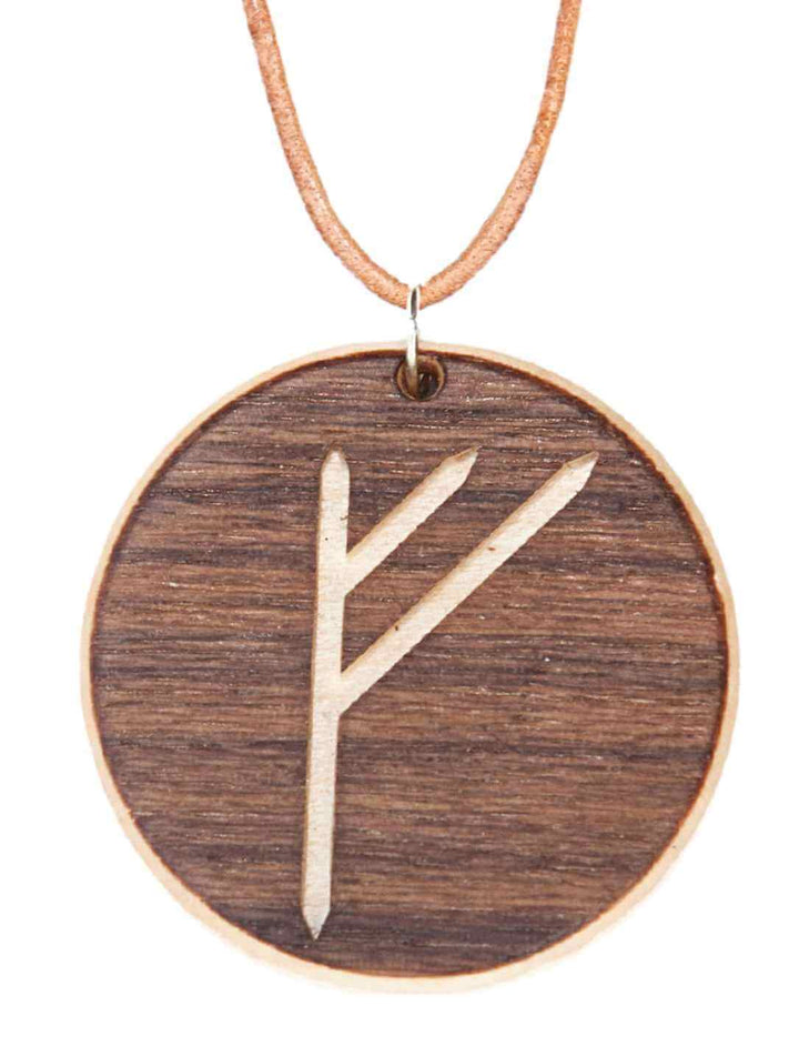 Fehu Rune Amulett aus Ahornholz – Handgefertigtes Amulett mit der Rune für Reichtum und Erfolg auf weißem Hintergrund.