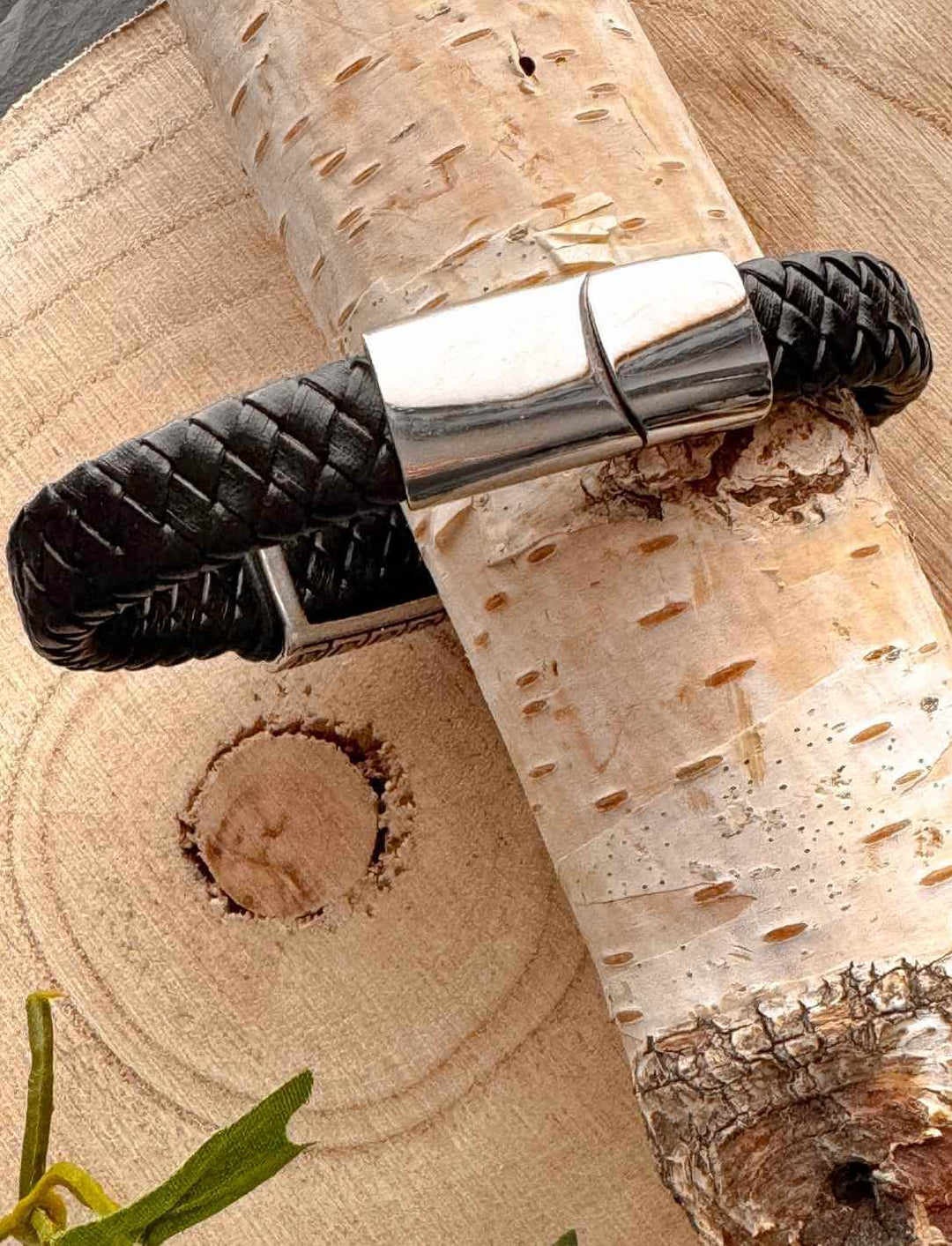 Detailaufnahme Fenrir’s Erbe – Lederarmband mit Edelstahl-Wolfsmotiv und Clipverschluss