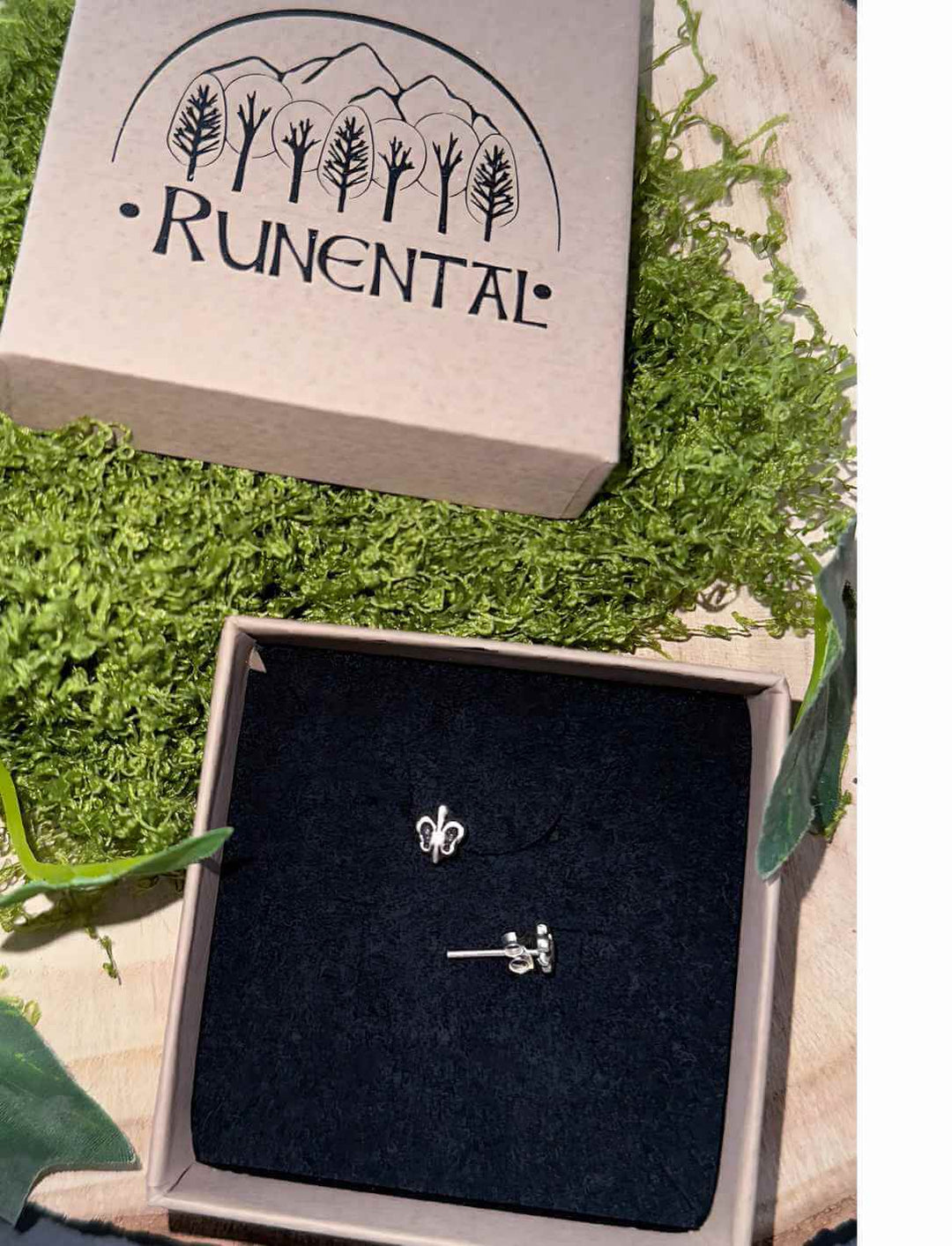 Ohrstecker mit Fleur-de-Lis Symbol in Schmuckbox mit Moos und Holzplatte