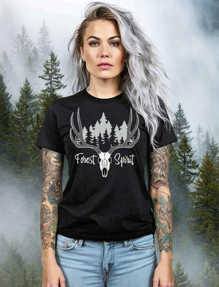 Junge Frau trägt das Forest Spirit  - Damen Organic Shirt in schwarz. Im Hintergrund ein mystischer Wald.
