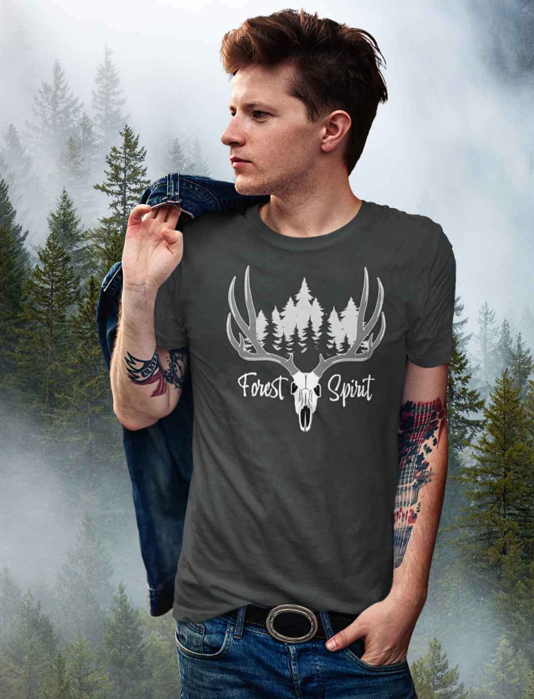 Junger Mann trÀgt Forest Spirit Unisex Bio-T-Shirt in india anthrazit von runental.de