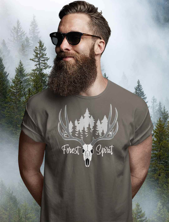 BÀrtiger Mann trÀgt Forest Spirit Unisex Bio-T-Shirt in khaki von runental.de