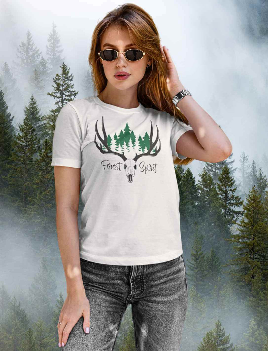 Junge Frau trÀgt Forest Spirit Unisex Bio-T-Shirt in weiss von runental.de