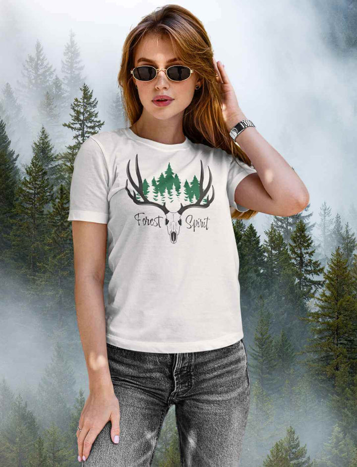 Junge Frau trÀgt Forest Spirit Unisex Bio-T-Shirt in weiss von runental.de