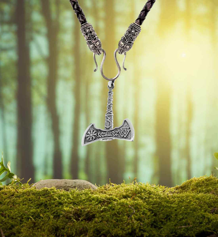 Frostaxt von Thrymheim an 'Band des Rabenwächters' – Verziert mit zwei Rabenköpfen am Verschluss, symbolisiert dieser 925 Sterling Silber Anhänger die Weisheit und den Schutz der nordischen Rabengötter.