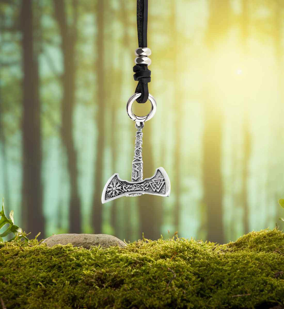 Frostaxt von Thrymheim Anhänger mit 'Band des Waldläufers' – Dieser kraftvolle 925 Sterling Silber Anhänger, gebunden an ein robustes Lederband, ruft die wilden Geister der nordischen Wälder herbei.