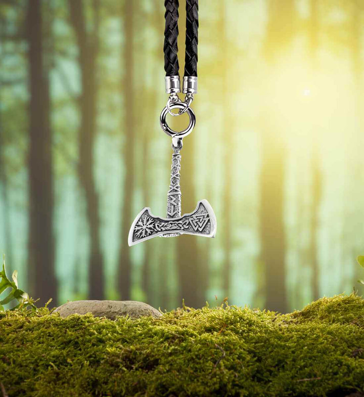 Frostaxt von Thrymheim mit gedrehter Lederhalskette und praktischem Öffnungsclip – Die Kombination aus dem edlen Silberanhänger und der gedrehten Lederkette bringt die Essenz von Thrymheims mythischer Winterlandschaft ins Hier und Jetzt.