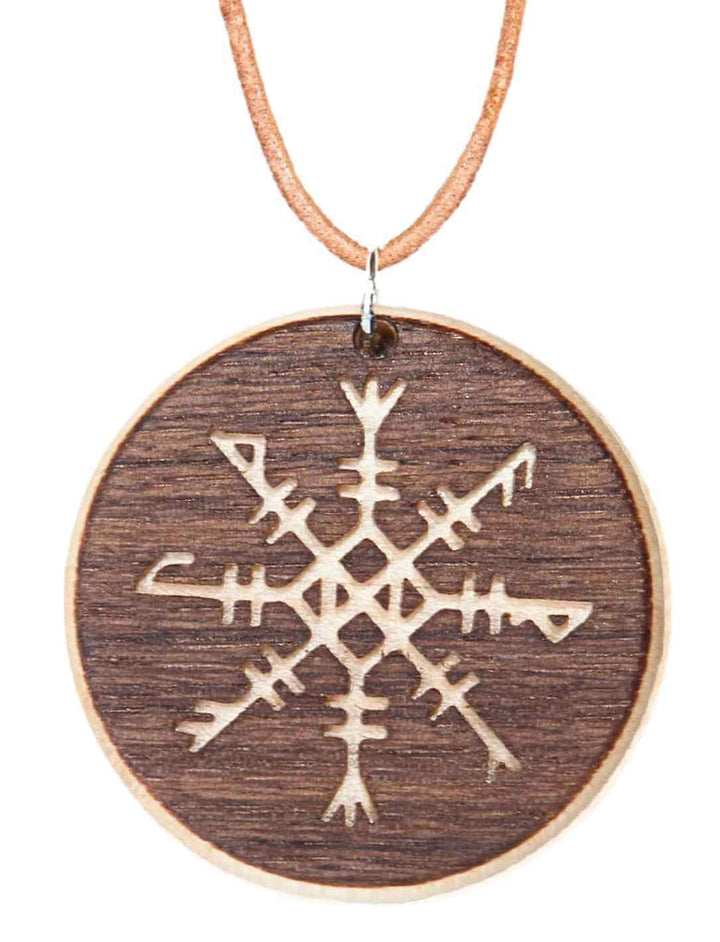 Futharkhelm Amulett aus Holz – Handgefertigtes Amulett für die Einweihung in die Magie der Runen auf weißem Hintergrund.