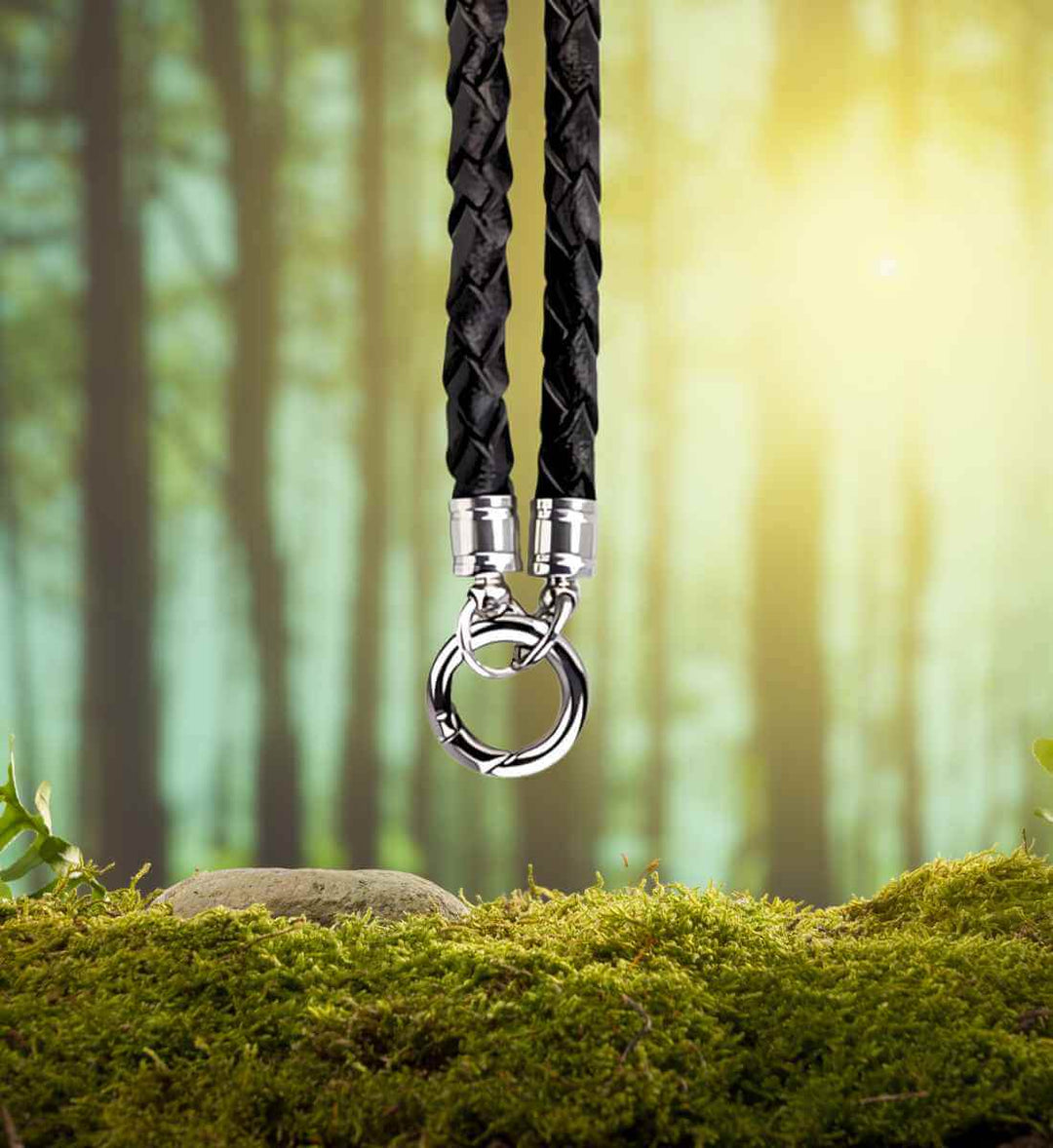 Kombinierbare Lederhalskette von Runental im Einklang mit der Natur – Trage Deine Mythologie.