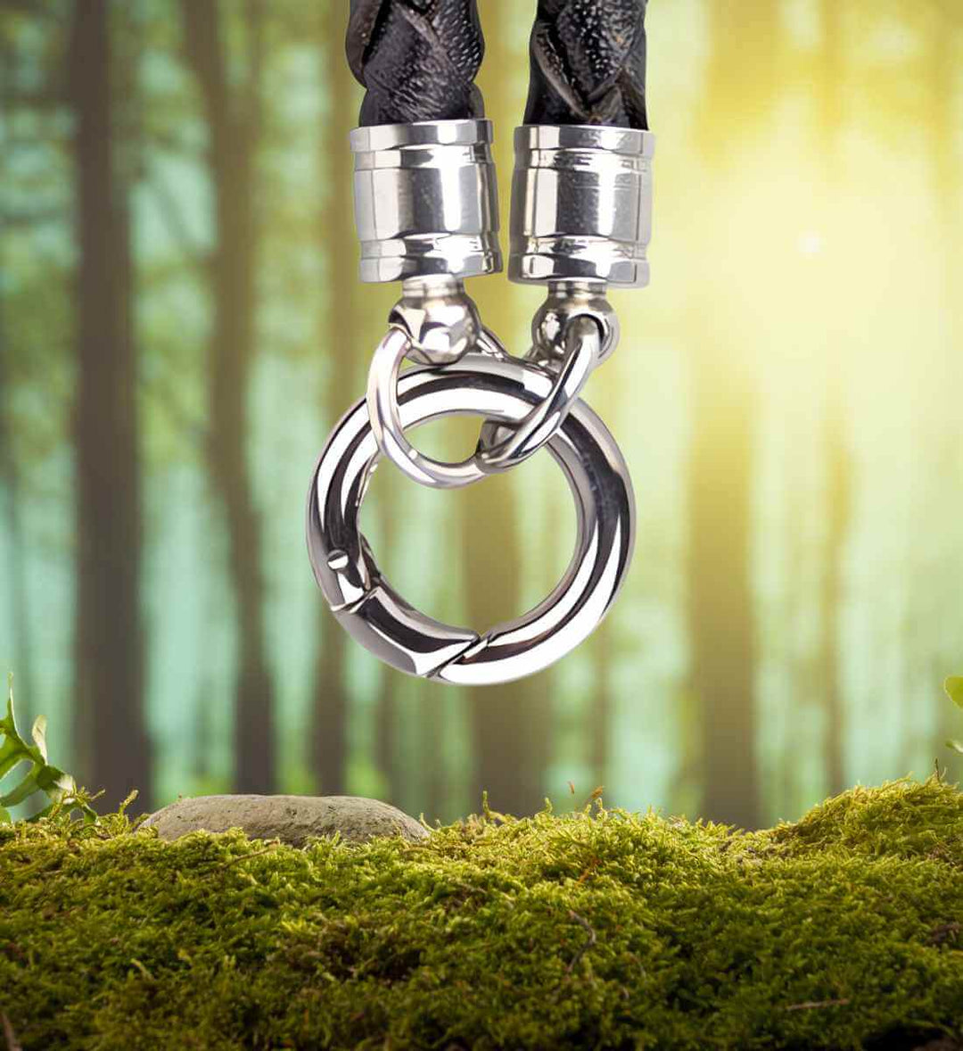 unental's Lederhalskette mit offenem Verschlussring, dargestellt in natürlicher Umgebung, zeigt die individuelle Anpassungsmöglichkeit für Anhänger.
