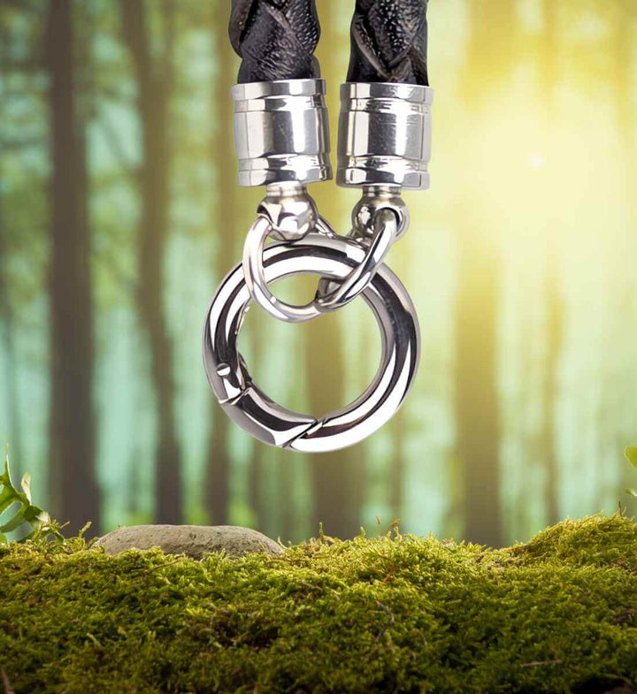 unental's Lederhalskette mit offenem Verschlussring, dargestellt in natürlicher Umgebung, zeigt die individuelle Anpassungsmöglichkeit für Anhänger.