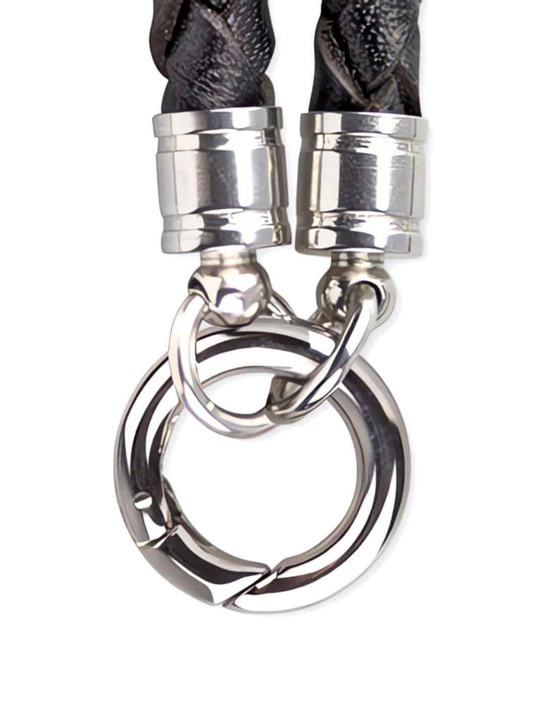 Detailansicht der flexiblen Lederhalskette von Runental mit geöffnetem Edelstahlring, bereit zum Anbringen von Anhängern.