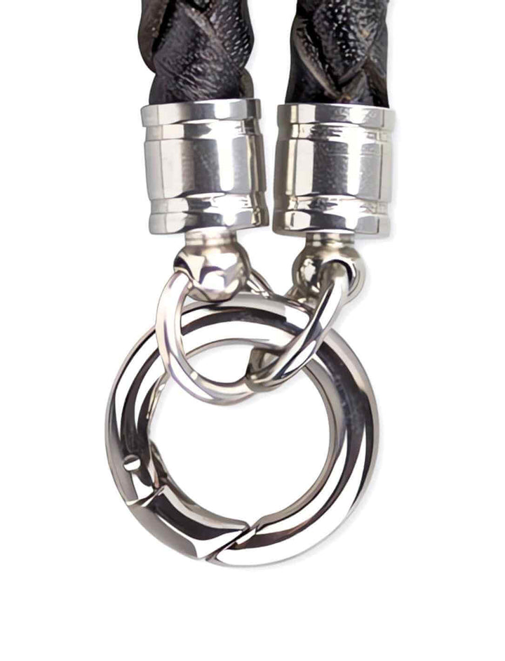 Detailansicht der flexiblen Lederhalskette von Runental mit geöffnetem Edelstahlring, bereit zum Anbringen von Anhängern.