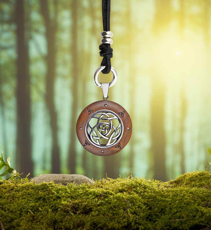 Geflecht der Elemente - Holz Halskette auf Wald/Moos Hintergrund - runental.de