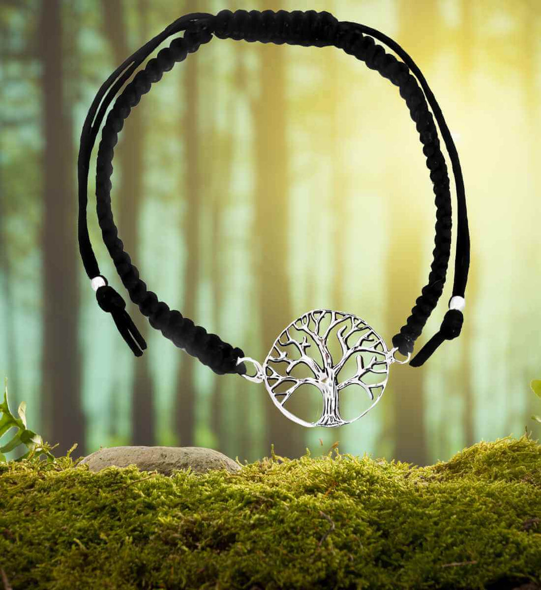 Geflecht des Lebensbaums Armband auf Moos-/Waldhintergrund – Das naturinspirierte Armband mit 925 Sterling Silber Lebensbaum harmoniert mit dem Hintergrund und spiegelt die tiefe Verbundenheit zur Natur wider.