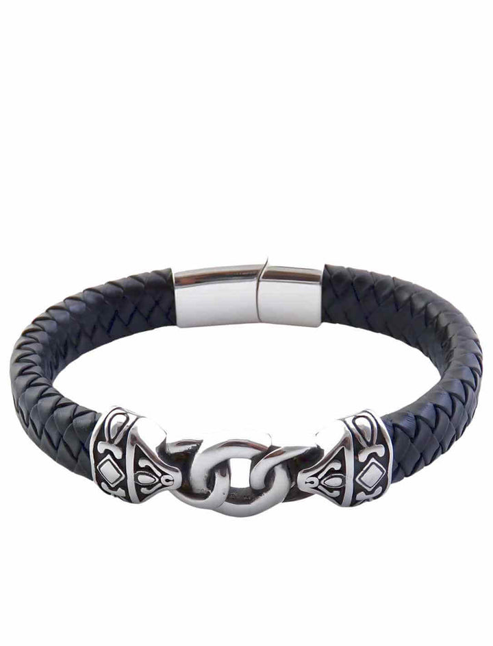 Geflecht von Asgard – Nahaufnahme des detailreichen Edelstahlverschlusses mit nordischen Symbolen