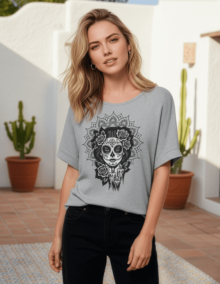 Frau trägt Heather Grey Damen Relaxed Shirt „Catrina de las Sombras“ – inspiriert von Mexico, Día de los Muertos und La Catrina