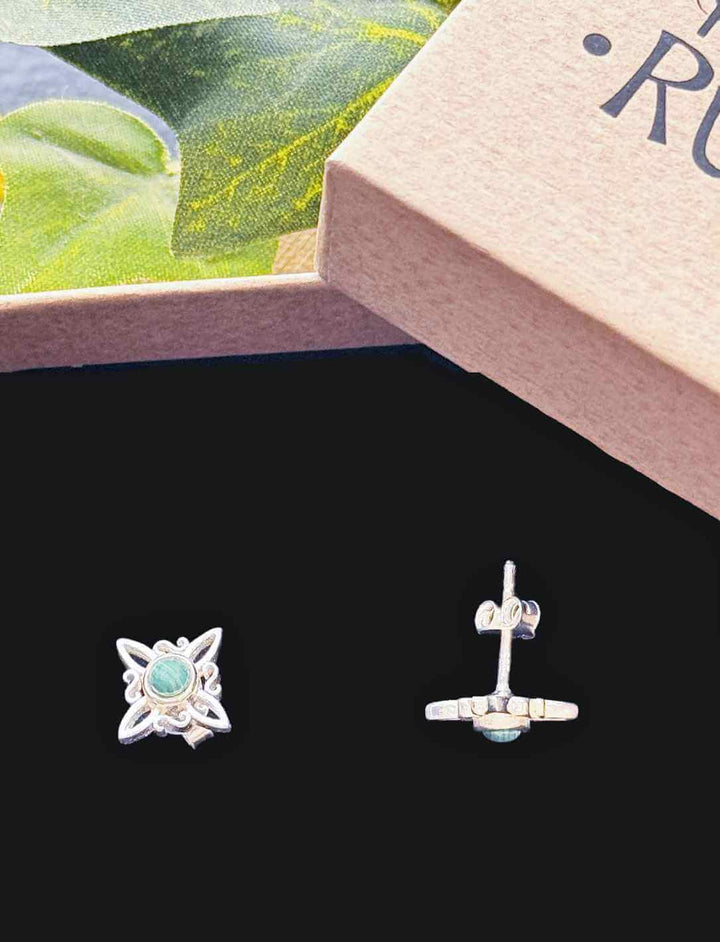 Grüner Segen – Silber-Ohrstecker mit Malachit und Witch Knot, inspiriert von Naturmagie und Harmonie, fotografiert in Schmuckverpackung.