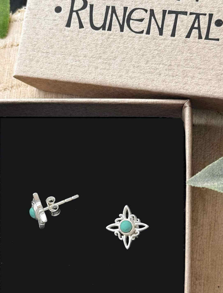 Grüner Segen – Silber-Ohrstecker mit Türkis und Witch Knot, inspiriert von Naturmagie und Harmonie, fotografiert in Schmuckverpackung.