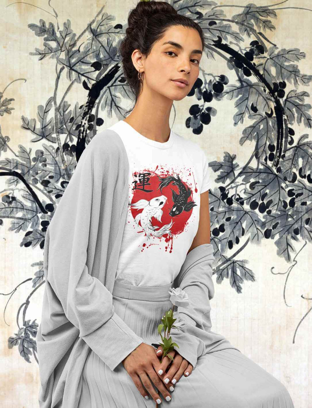Junge Frau präsentiert das Harmonic Koi Damen T-Shirt in Weiß – Stilvolle Kombination aus Komfort und japanischer Ästhetik