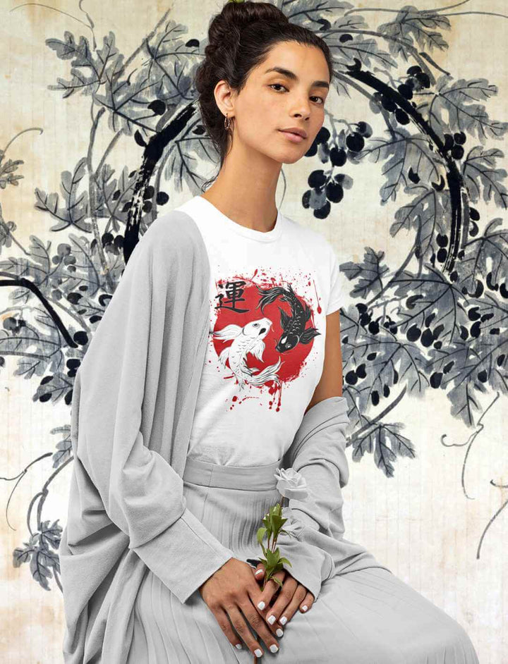 Junge Frau präsentiert das Harmonic Koi Damen T-Shirt in Weiß – Stilvolle Kombination aus Komfort und japanischer Ästhetik