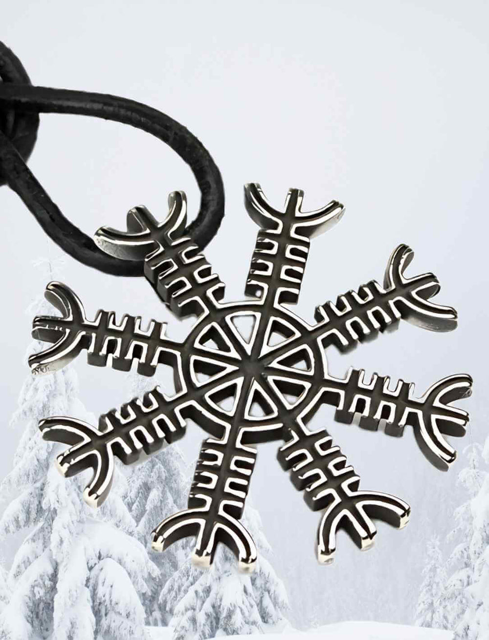 Anhänger ‘Helm der Awe’ aus Edelstahl, mit dem Ægishjálmur-Symbol, elegant präsentiert in einer Schneelandschaft – inspiriert von der kargen nordischen Natur und der mystischen Kraft der Wikinger.