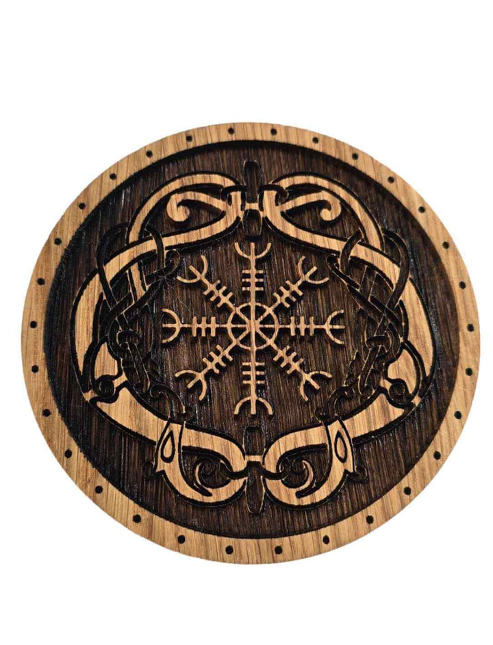 Helm der Ehrfurcht kunstvoll eingraviert in Eichenholz – kraftvolles Symbol auf dem runden Deckel einer Aufbewahrungsbox.