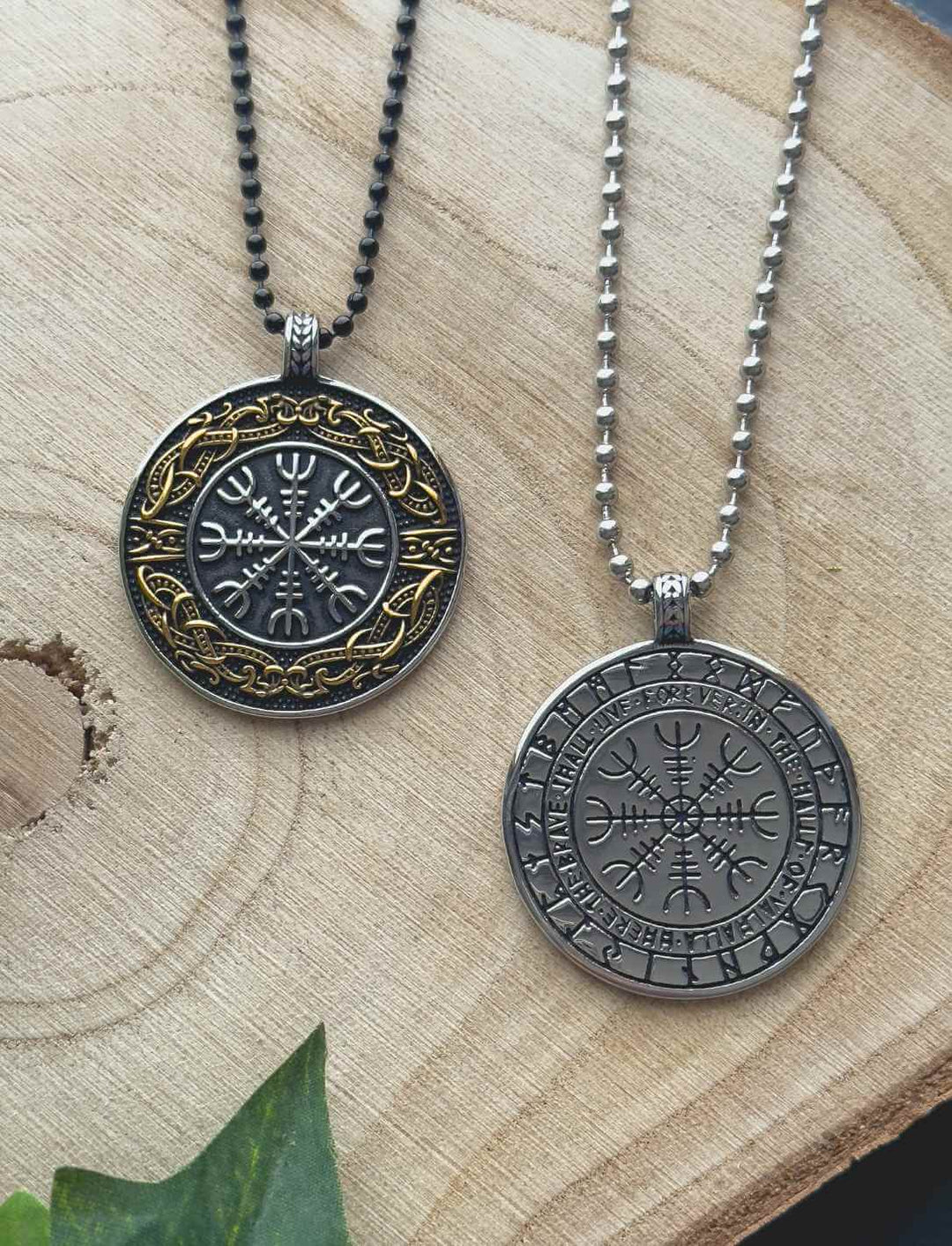 Vorder- und Rückseite des Anhängers Runenkreis von Valhalla – Helm der Ehrfurcht, detailreich aus Edelstahl gefertigt. Mit Edelstahlkette in schwarz oder silber.