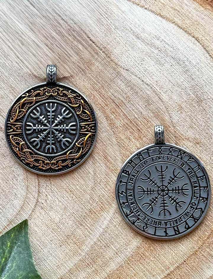 Zweiseitiger Edelstahl-Anhänger Runenkreis von Valhalla mit goldfarbenem Titan-Finish und Helm der Ehrfurcht.