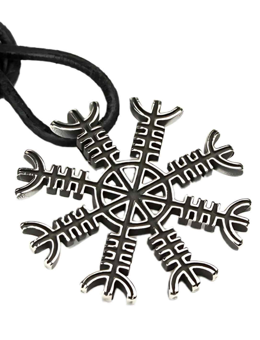 Anhänger ‘Helm der Awe aus hochwertigem Edelstahl, mit dem Ægishjálmur-Symbol, fotografiert vor weißem Hintergrund. Ein wikingerzeitliches Symbol für Schutz und innere Stärke.