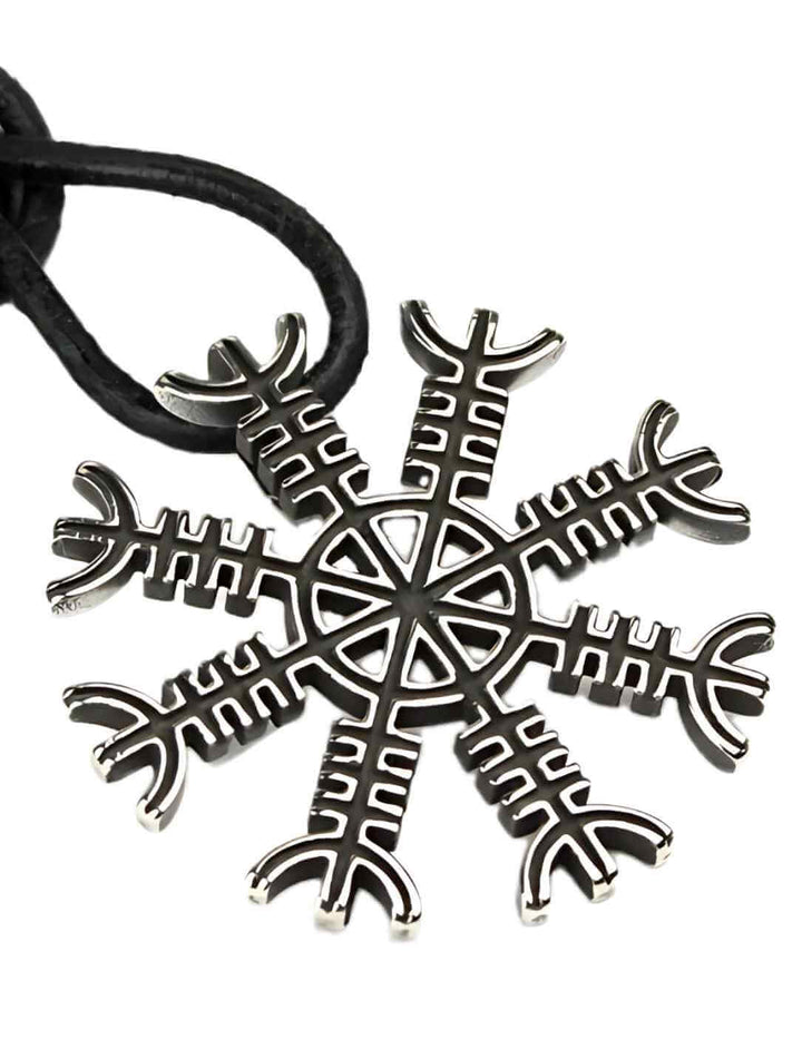 Anhänger ‘Helm der Awe aus hochwertigem Edelstahl, mit dem Ægishjálmur-Symbol, fotografiert vor weißem Hintergrund. Ein wikingerzeitliches Symbol für Schutz und innere Stärke.