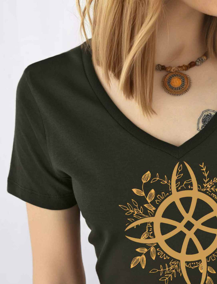 Hexenknoten der grünen Magie in schwarz Damen orgainc V-Neck Shirt in der Seitenansicht mit Nähten