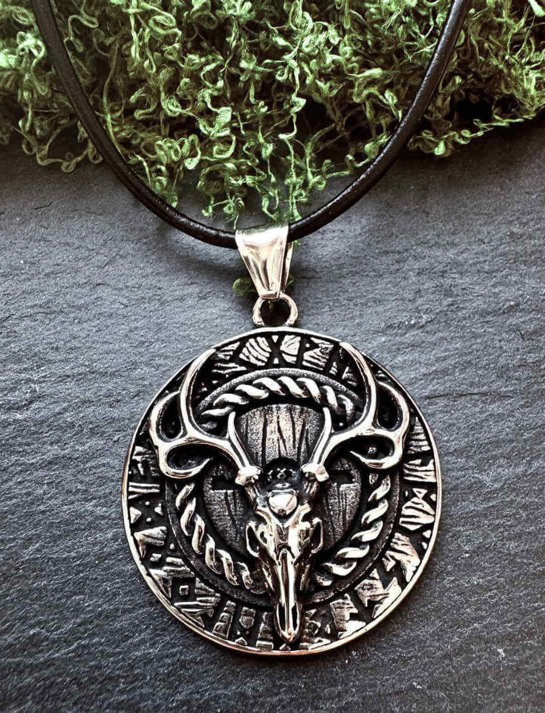 Mythischer Edelstahl-Anhänger „Hirsch von Eikthyrnir“ mit Geweih und Runen, präsentiert auf Lederband – Symbol für Stärke, Naturverbundenheit und Weisheit