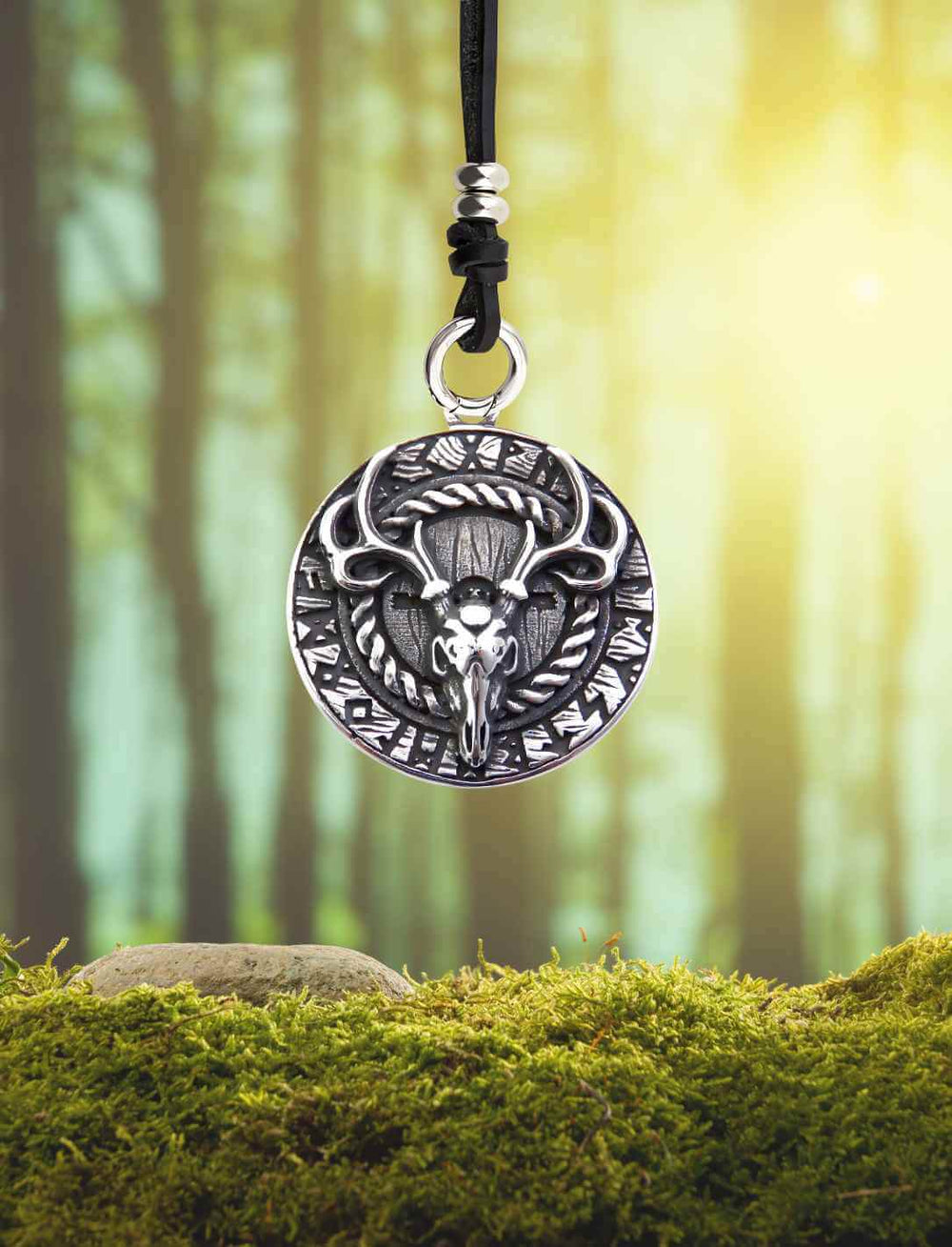 Edelstahl-Anhänger „Hirsch von Eikthyrnir“ mit Runenkreis, präsentiert im mystischen Wald auf Moos – Symbol für Naturverbundenheit, Weisheit und nordische Mythologie