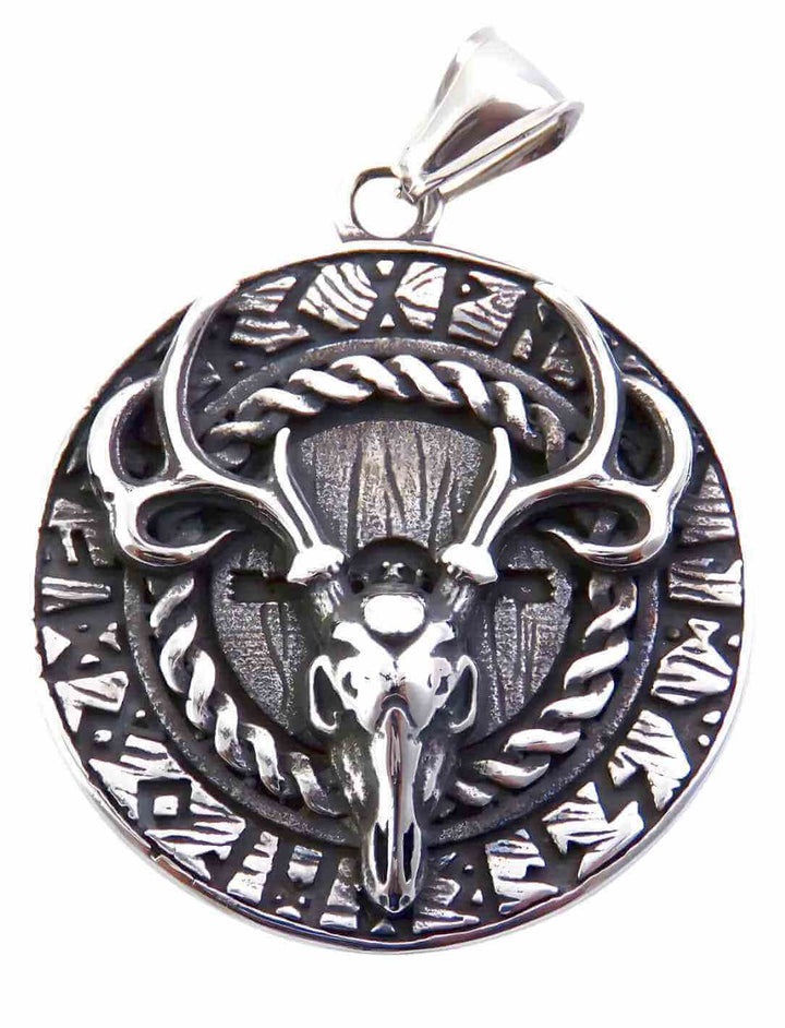 Edelstahl-Anhänger mit detailreichem Hirschschädel, umgeben von Runenkreis im älteren Futhark – nordischer Talisman mit mystischer Symbolik
