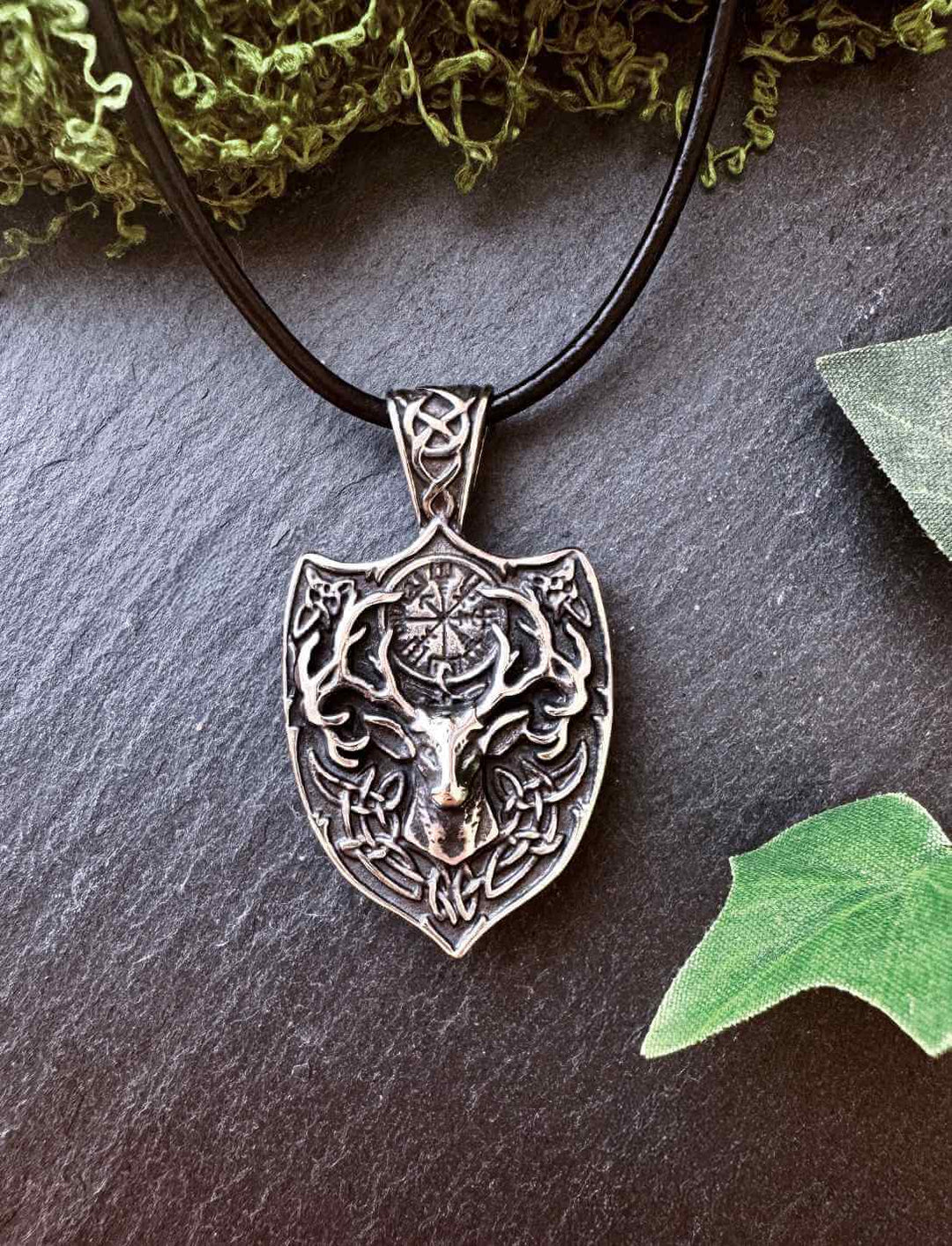 Mystischer Hirsch-Anhänger auf Schild – Symbol nordischer Weisheit & Stärke, perfekt als spiritueller Begleiter.