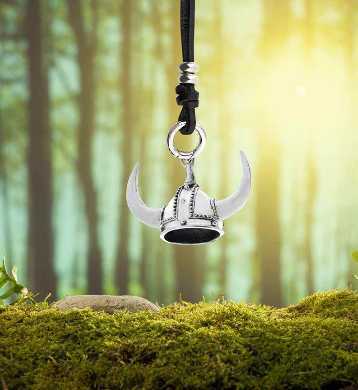 Hornhelm des Fjordwächters Anhänger am 'Band des Waldläufers' – Kombiniert mit einem Lederband, trägt dieser Anhänger den Geist der Natur und die Freiheit der alten Seefahrer.