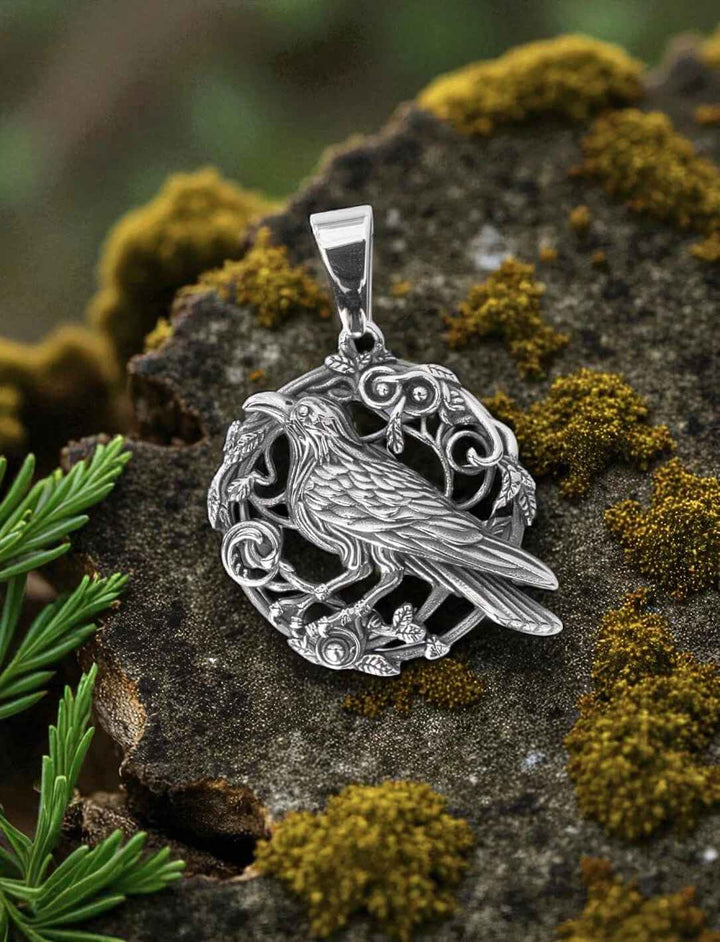 Edelstahl-Anhänger Hugins Ruf ohne Kette auf Moos – nordisches Rabendesign in Naturkulisse