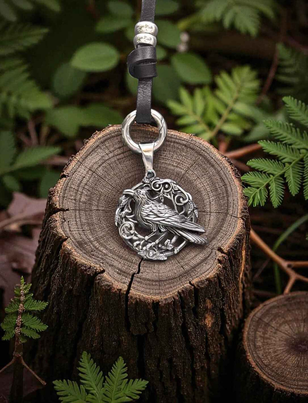 Hugins Ruf Edelstahl-Anhänger mit breiter Lederkette „Band des Waldläufers“ auf Waldboden