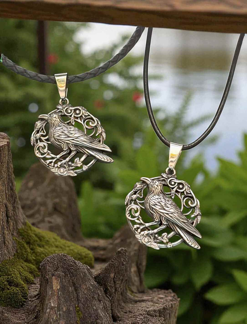 Hugins Ruf Rabenschmuck aus Edelstahl – gezeigt mit verschiedenen Lederbändern auf Ast