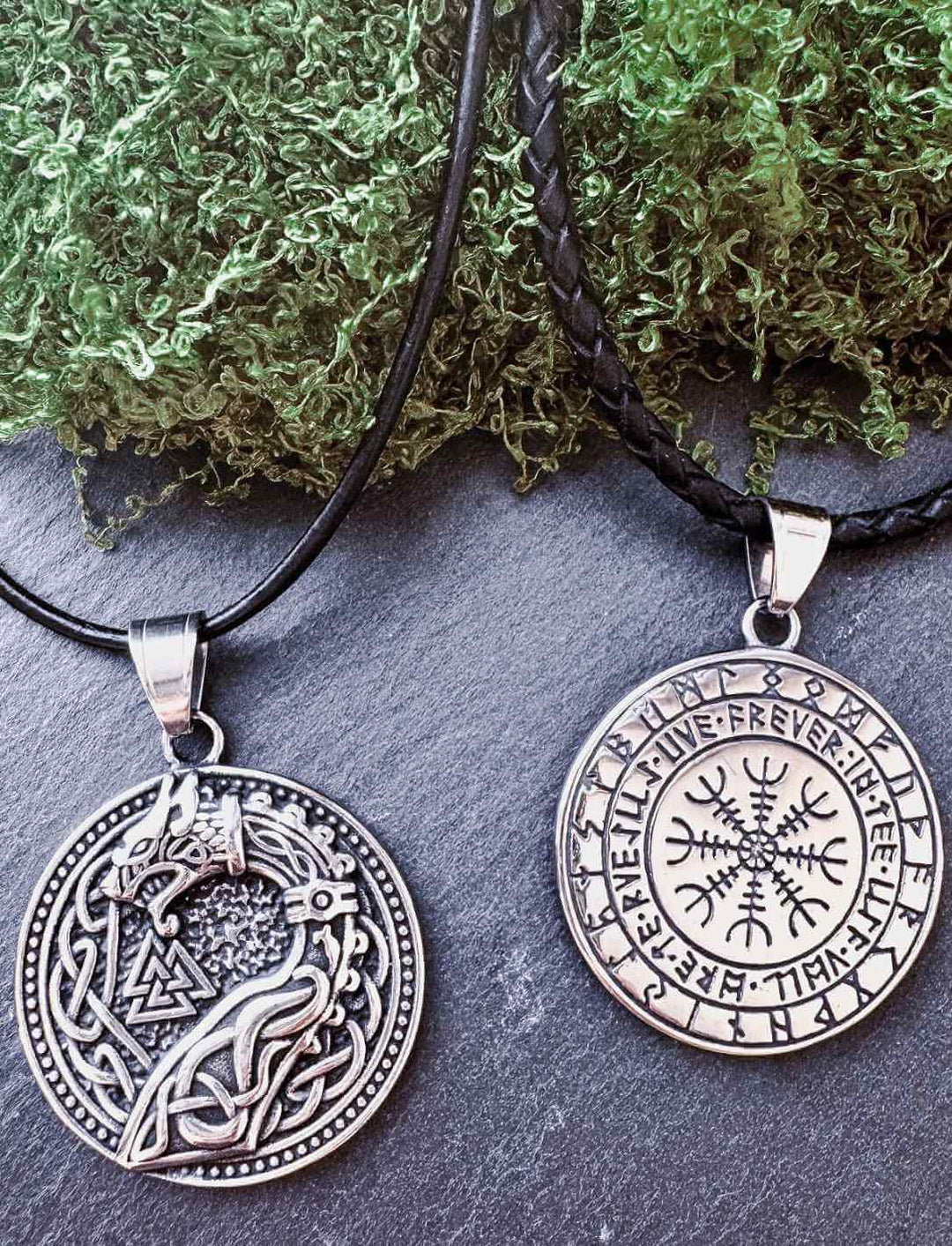 Jörmungandr Edelstahl-Anhänger mit Vorder- und Rückseite auf Lederkette, inszeniert mit natürlicher Kulisse – Symbol für Kraft, Richtung & Wandel