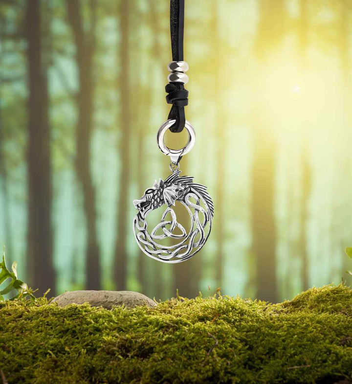 Keltischer Drache der Sidhe Anhänger an 'Band des Waldläufers' – Das 925 Sterling Silber Schmuckstück, kombiniert mit einem robusten Lederband, ruft die urwüchsige Kraft der keltischen Wälder und die schützende Präsenz der Sidhe hervor.