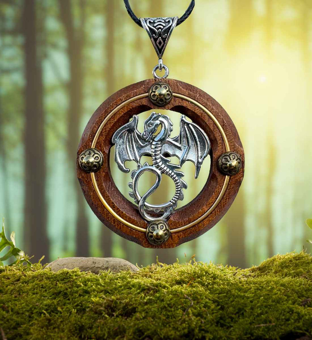Keltische Halskette mit Silberdrache  im Wald mit Moos