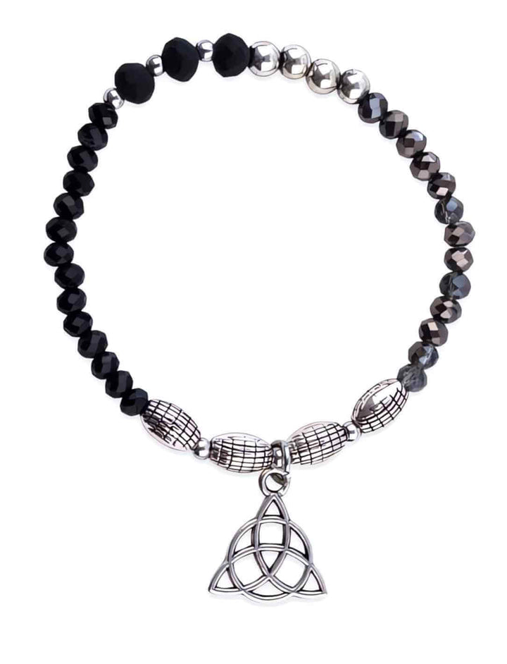 Armband des ewigen Knotens auf reinweißem Hintergrund, hervorhebend die feine Handwerkskunst und die keltische Symbolik